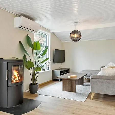 4 Bedroom Stunning In Vaeggerlose Holiday home Boto By
