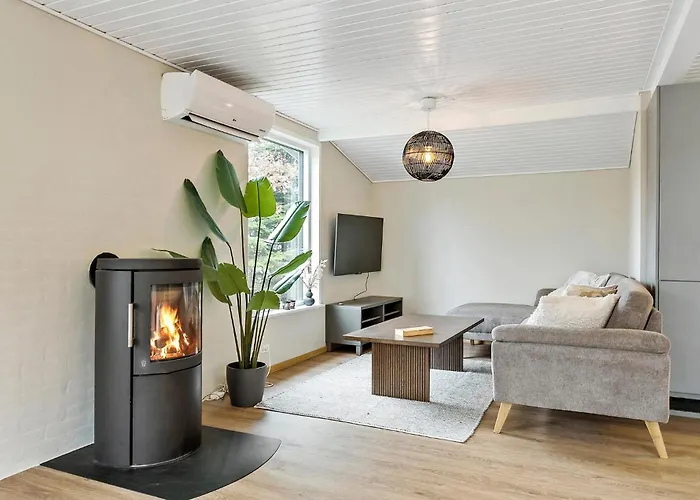 4 Bedroom Stunning In Vaeggerlose בית נופש Bøtø By