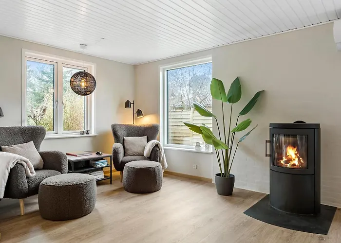 Дом отдыха 4 Bedroom Stunning In Vaeggerlose