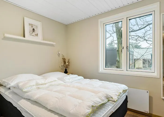 4 Bedroom Stunning In Vaeggerlose Vakantiehuis Bøtø By